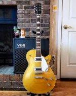 Gretchen Gretsch Electromatic Pro Jet w Vox hearth 2021 gearnbeer.jpg Gretchen Gretsch Electromatic Pro Jet w Vox hearth 2021 gearnbeer.jpg